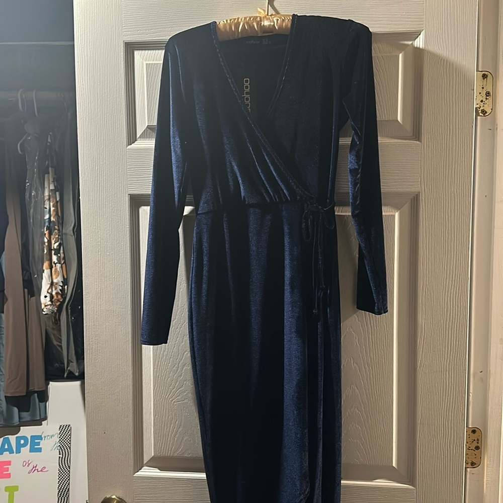 Boohoo Navy blue velvet long sleeve dress NWT size 6